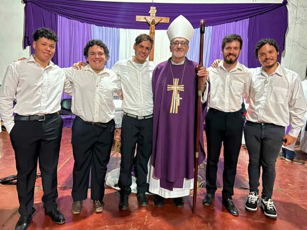 Monseñor Juan Martínez junto a los nuevos seminaristas