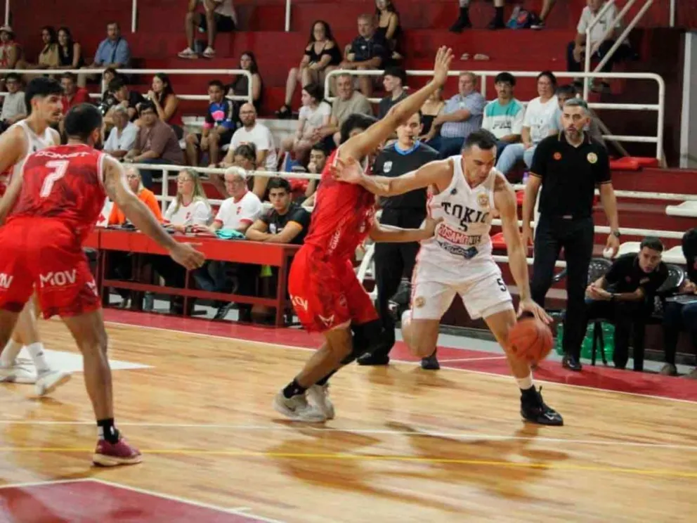 Una de las jugadas del partido