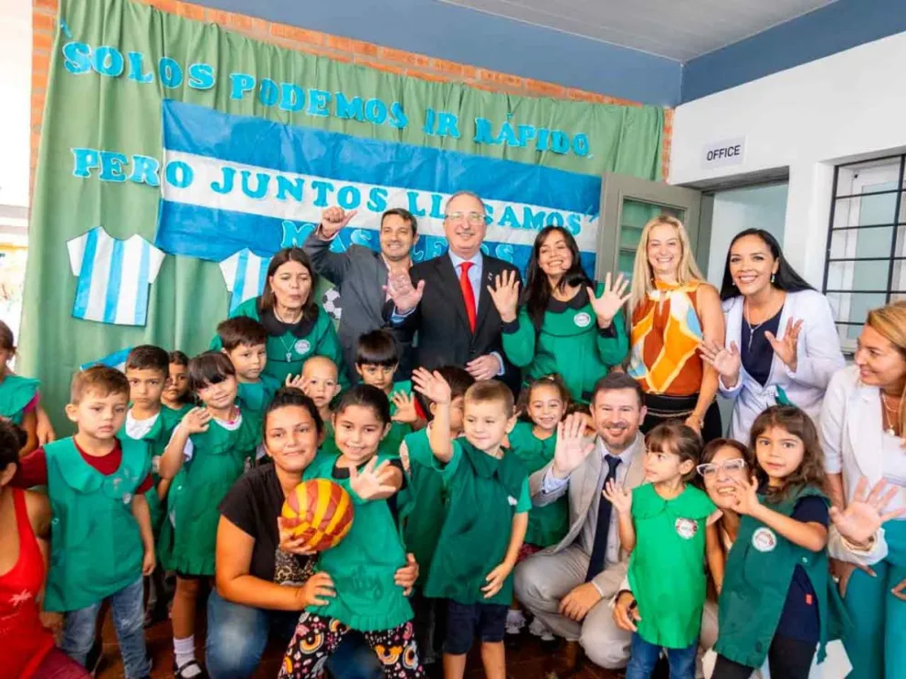 El Gobernador junto a alumnos y docentes