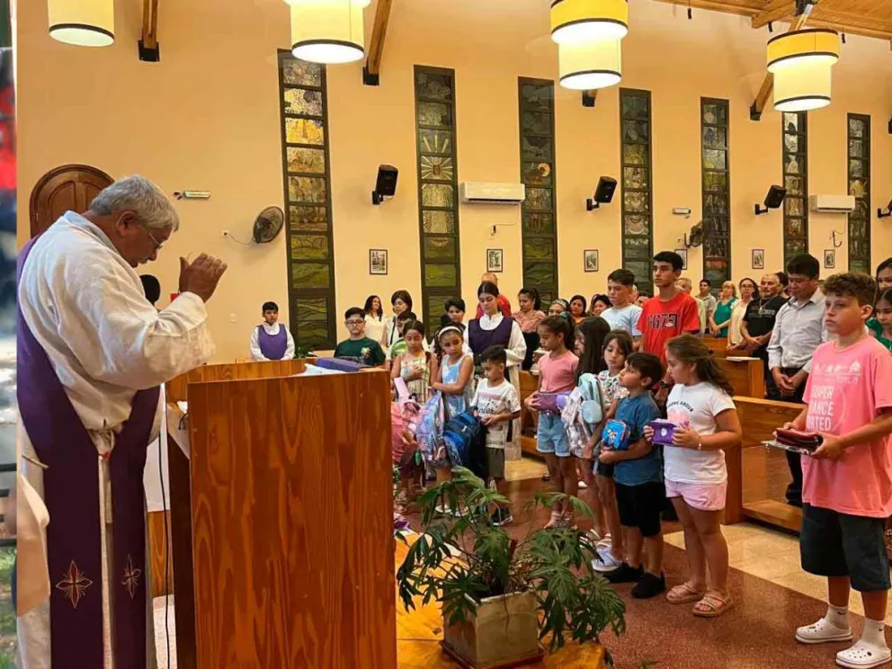 Niños y jóvenes estudiantes presentes