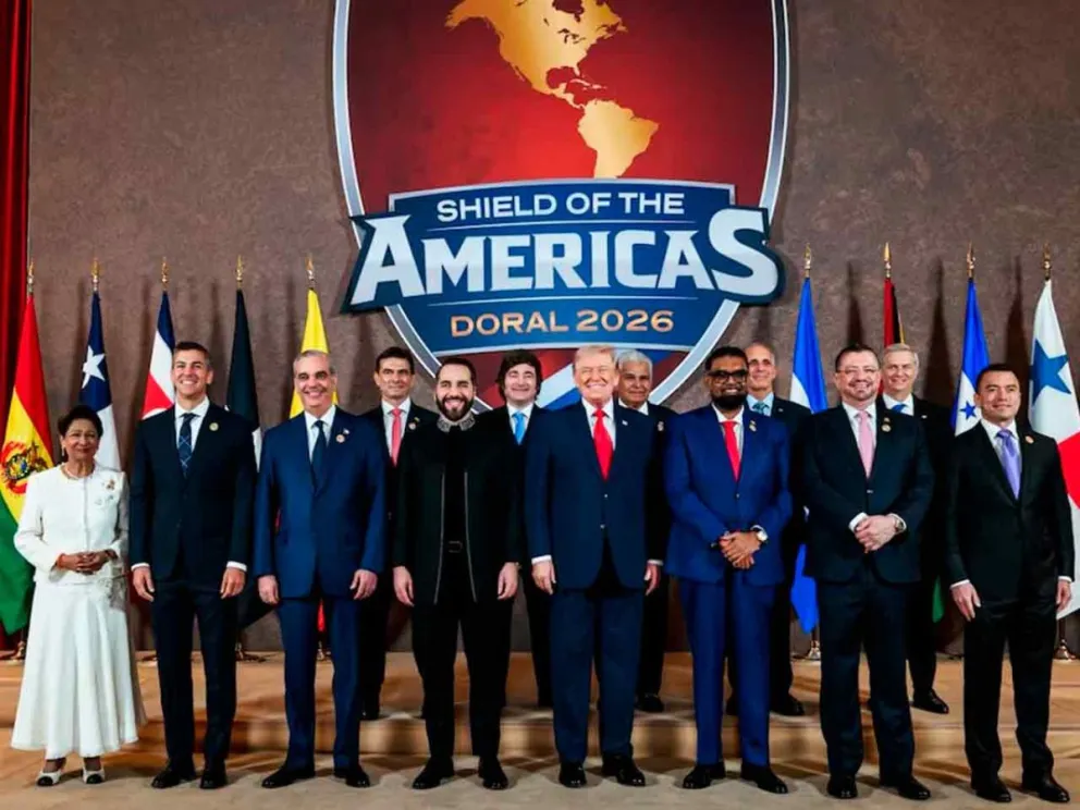 Trump junto a invitados a la cumbre