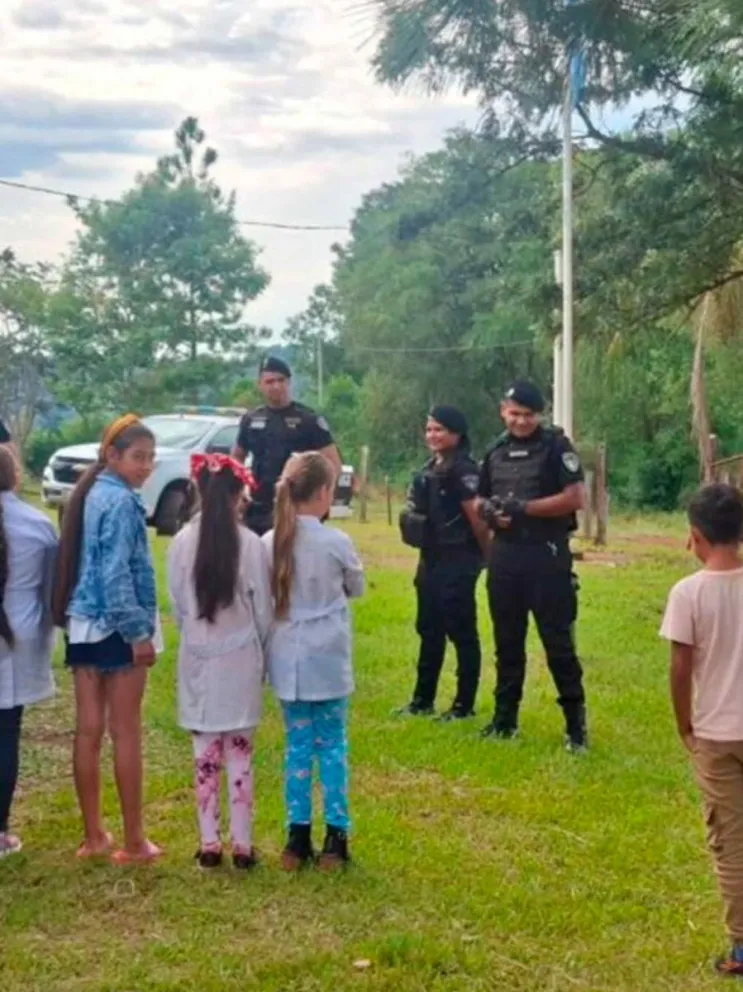 Contacto directo de policías y vecinos