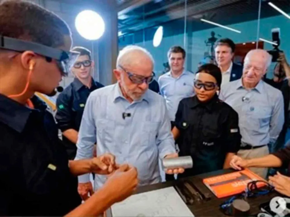 Lula Da Silva y Paolo Rocca con alumnos