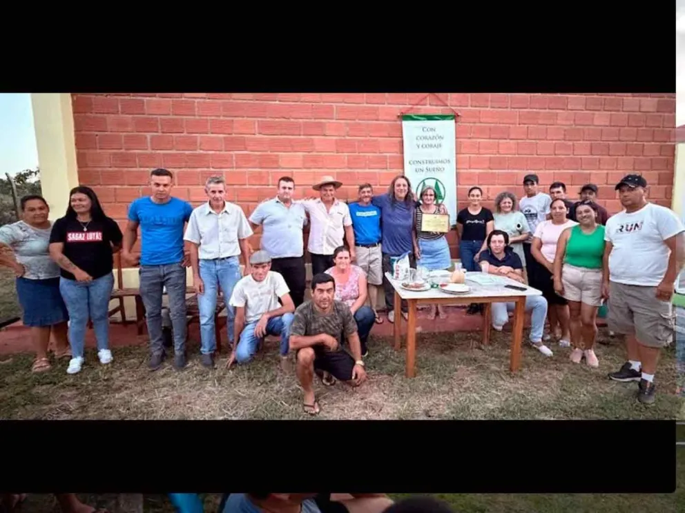 La Comisión Directiva acompañada por socios