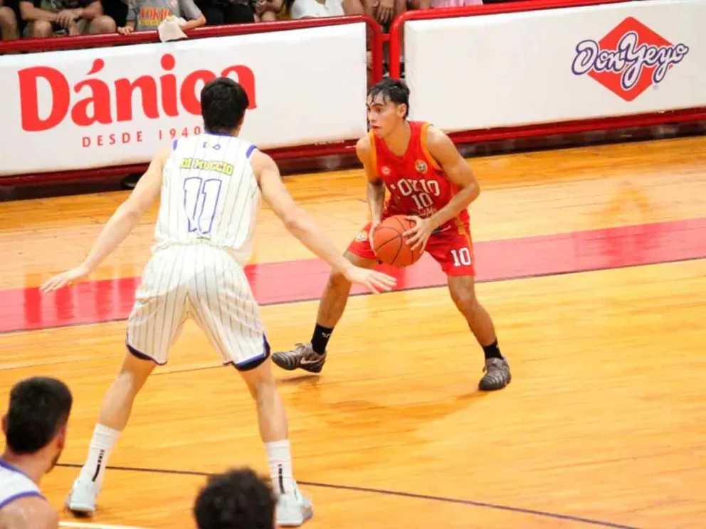 Una de las jugadas del partido