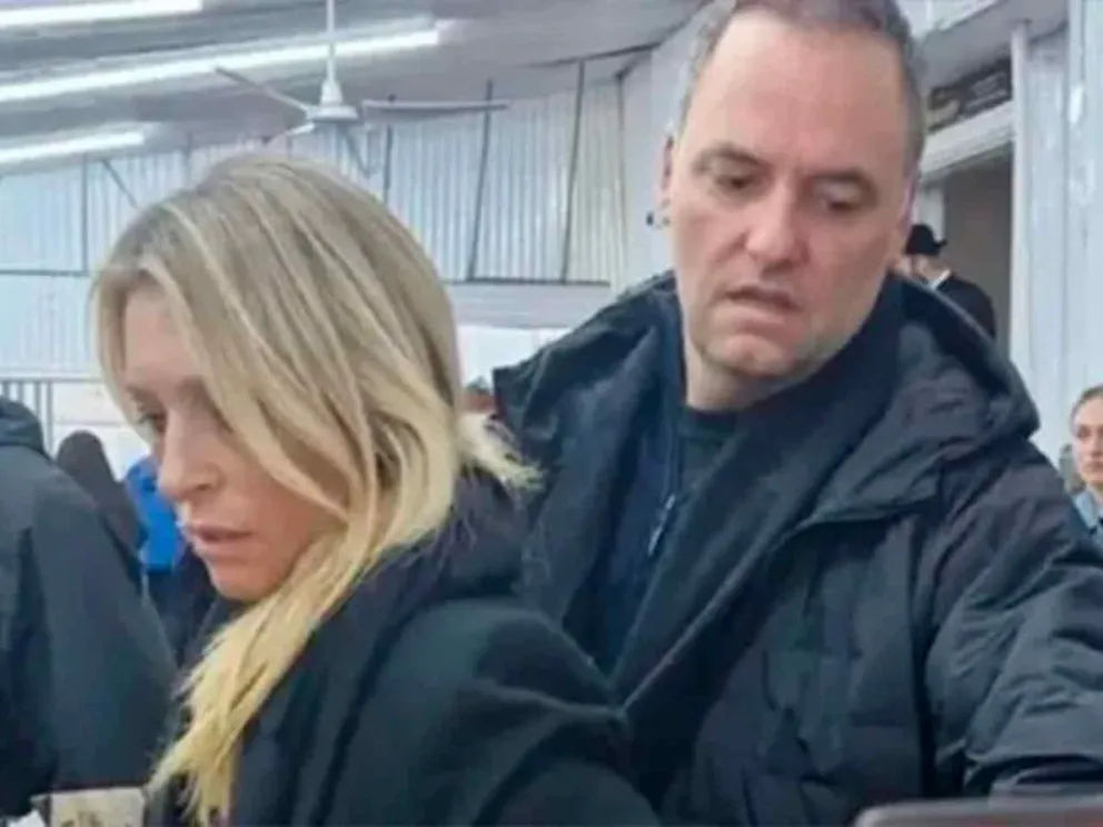 Manuel Adorni  y su esposa en la gira presidencial