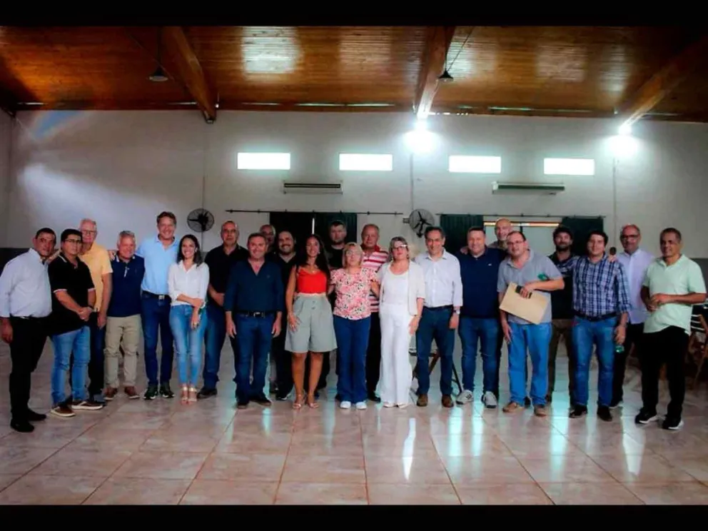 Carlos Sartori y Lisandro Benmaor con jefes comunales