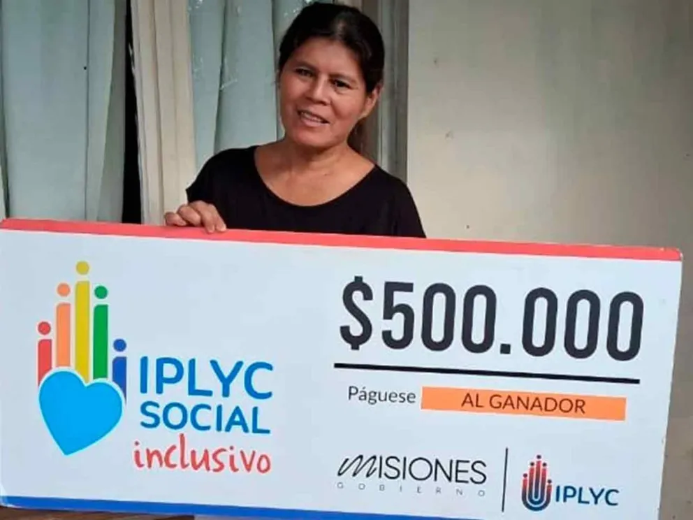 Laura Alicia Meza con su premio