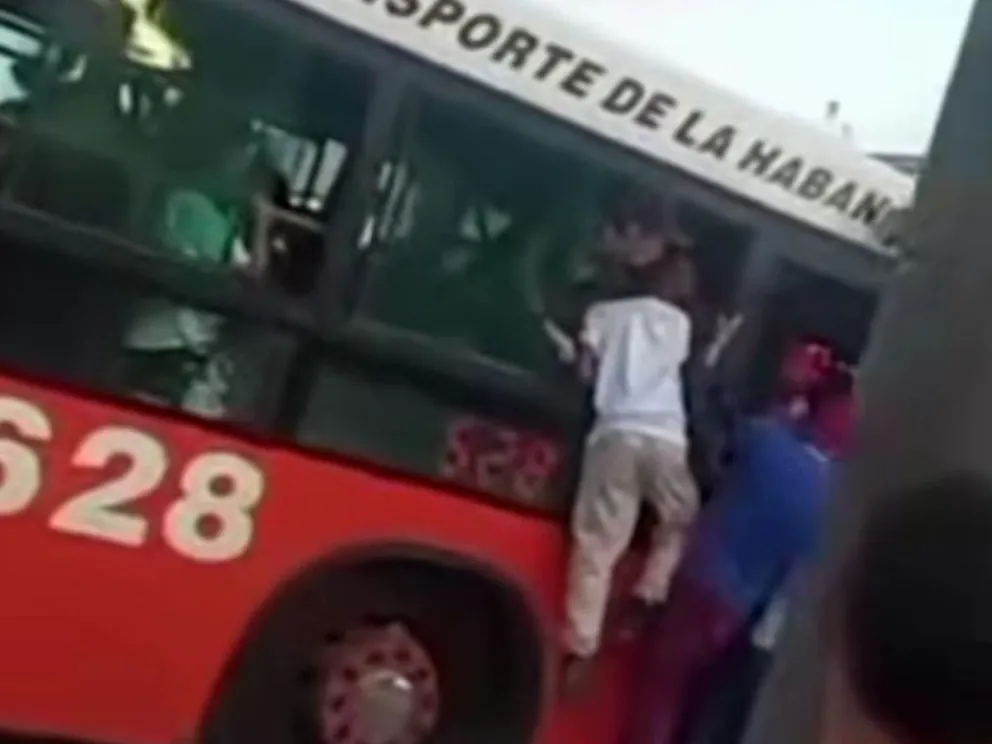  Un video verificado muestra unidades circulando con pasajeros hacinados en la capital cubana.