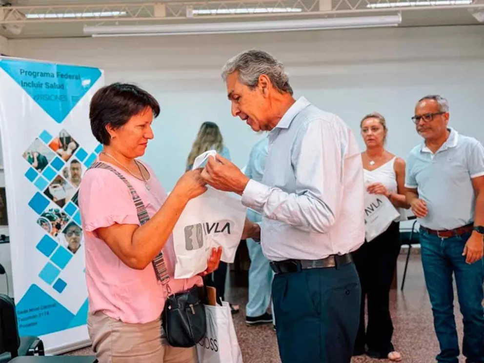 Carlos Fernadez hizo entrega a una beneficiaria