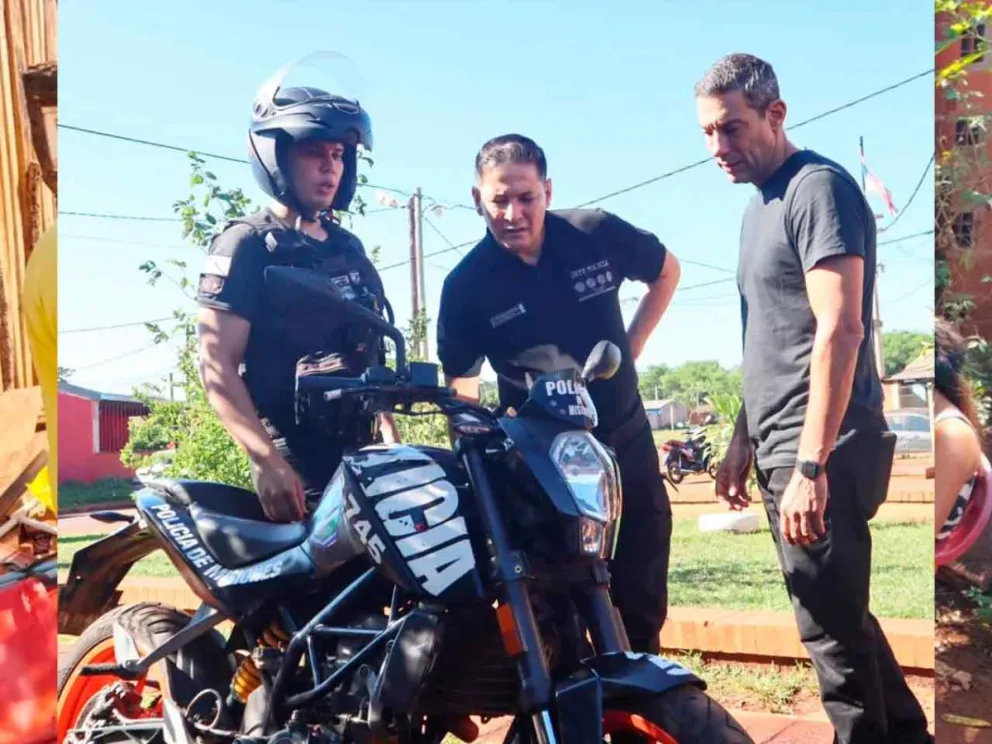Marcelo Pérez  y Sandro Martínez dialogan con el agente