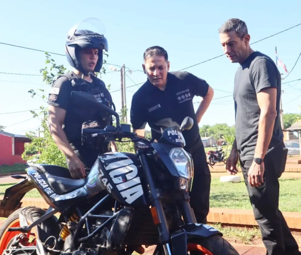 Marcelo Pérez  y Sandro Martínez dialogan con el agente