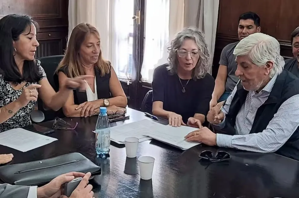 Hugo Moyano, jefe de los camioneros, al firmar la paritaria de los camioneros con aumentos de 1% mensuales.