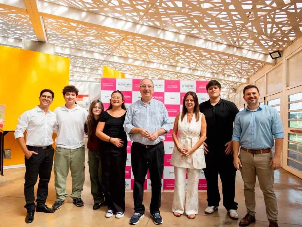 El Gobernador  y la Ministra en la Escuela de Innovación