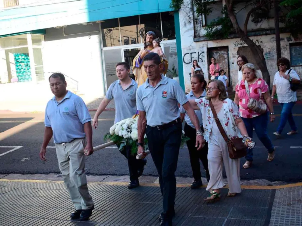 Emotiva manifestación de fe de vecinos y trabajadores