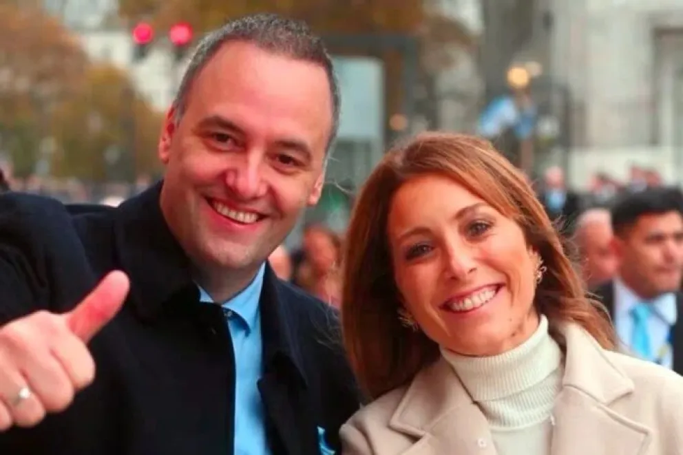 Manuel Adorni junto a su esposa