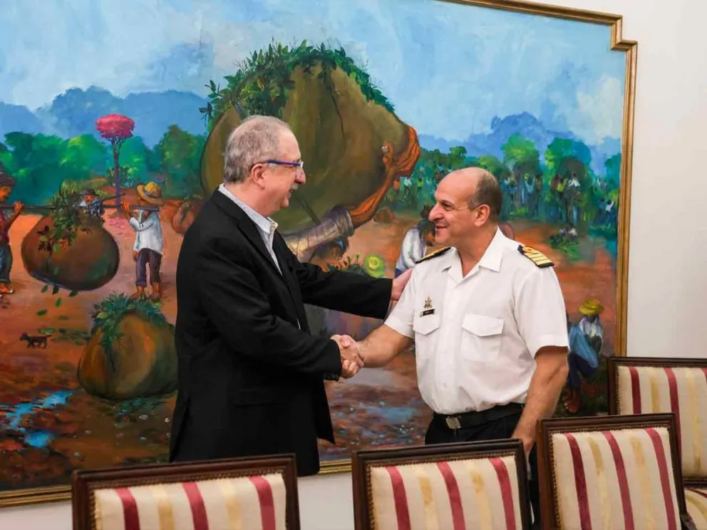 Hugo Passalacqua junto al CN Hernán Rubio