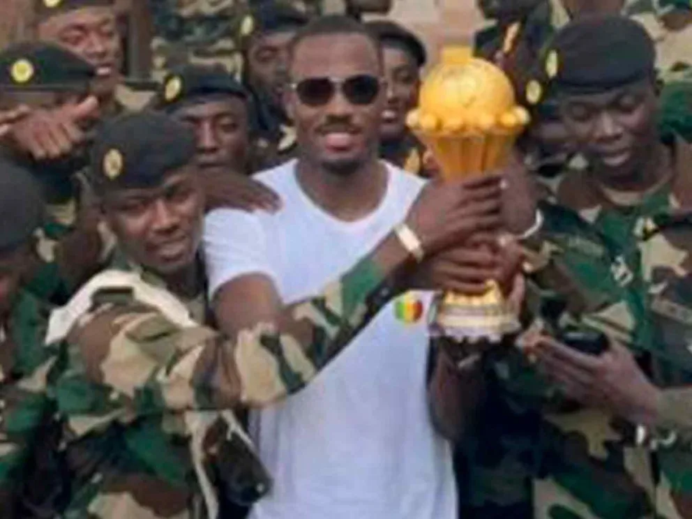 El trofeo, bajo custodia armada