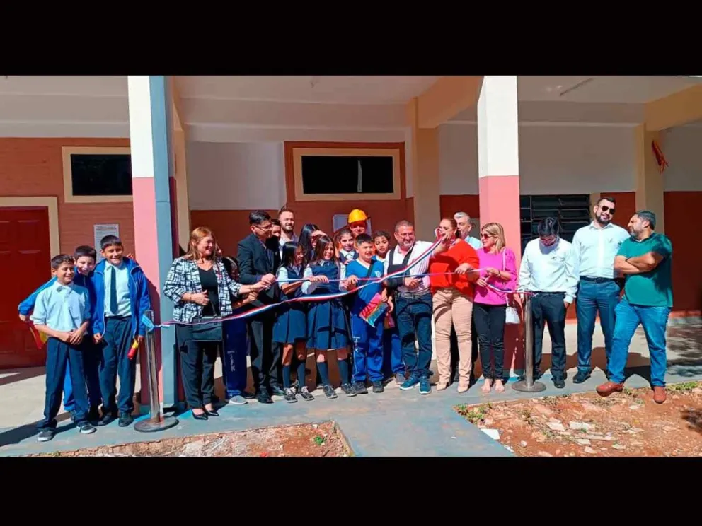 Corte de cintas en el Colegio John F. Kennedy