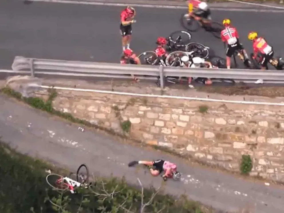 Cayó sobre una vía inferior a desnivel