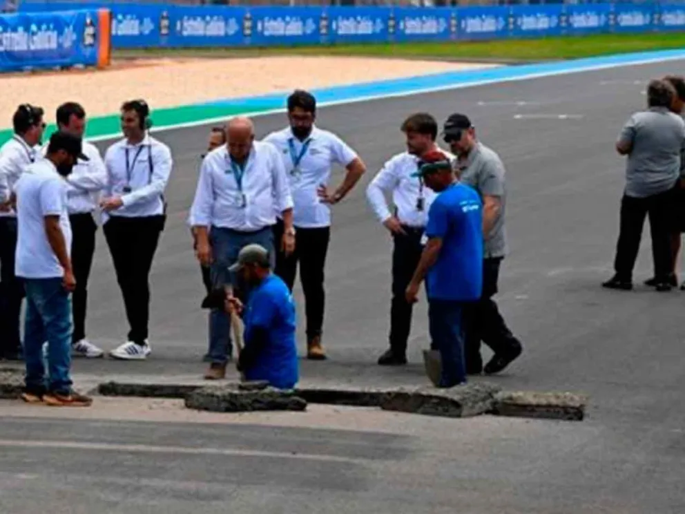 Agujero en la recta principal de la pista de Goiania