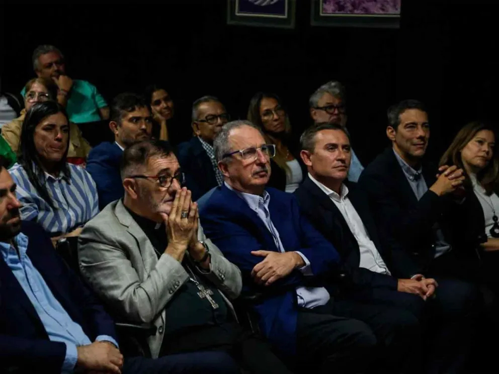 Passalacqua junto a Monseñor Martínez y ministros en el acto