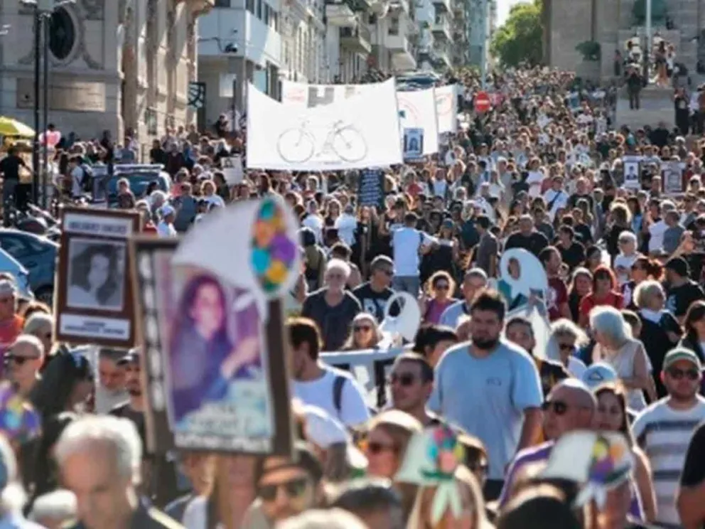 Rosario: marcharon hasta el Monumento a la Bandera