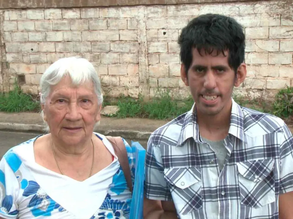 Julieta Pereira junto a su hijo