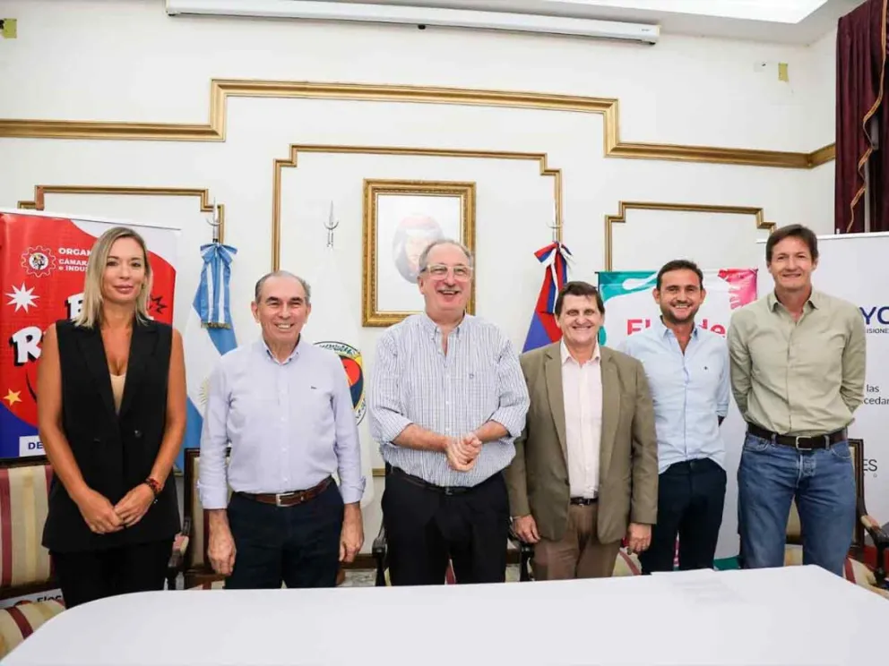 El Gobernador y autoridades en la presentación