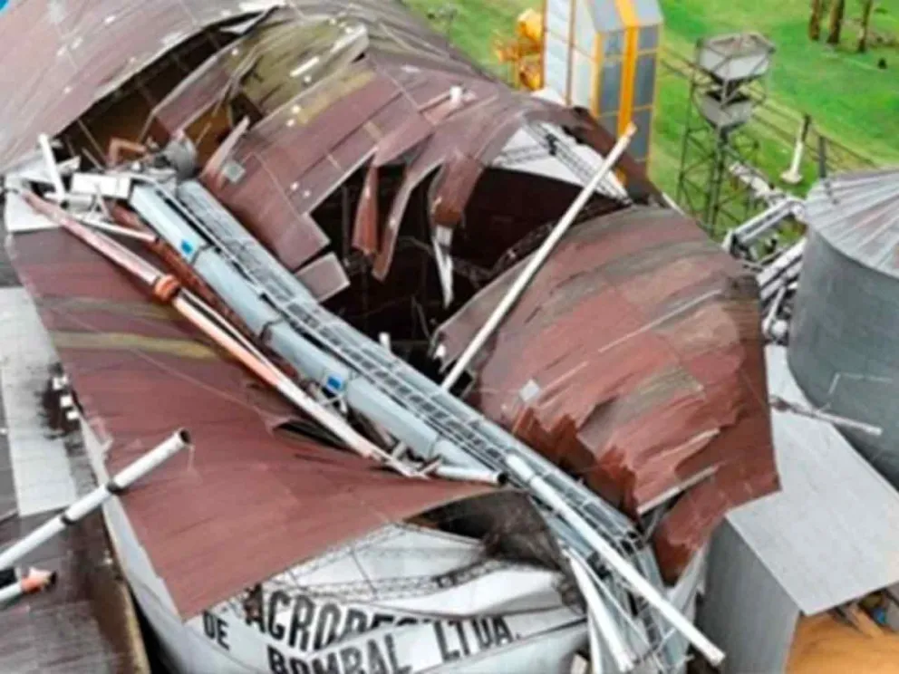Una planta de acopio de granos quedó destruida