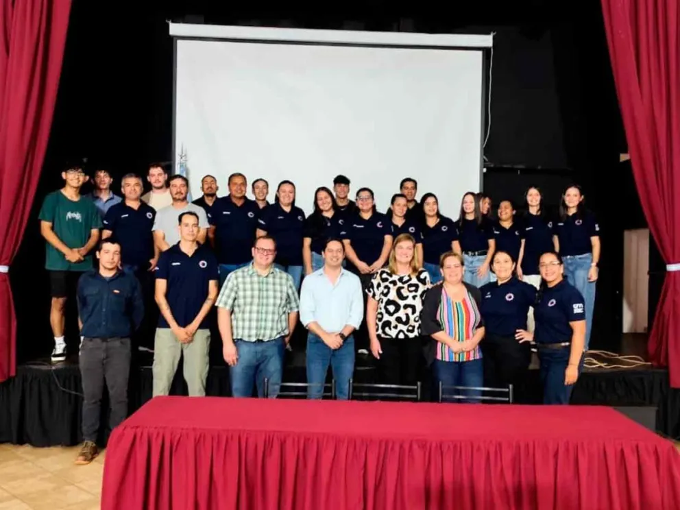 Autoridades y estudiantes presentes en el acto