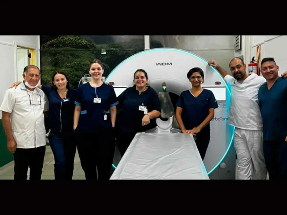 Médicos y técnicos junto al Turbo Tom IS