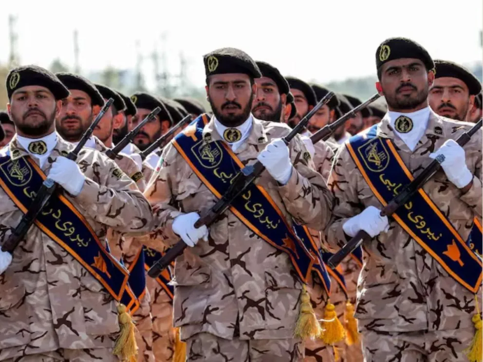 La Guardia Revolucionaria es un conglomerado militar, político y económico que fue fundado como una fuerza militar paralela al ejército regular de Irán en 1979, tras la Revolución Islámica