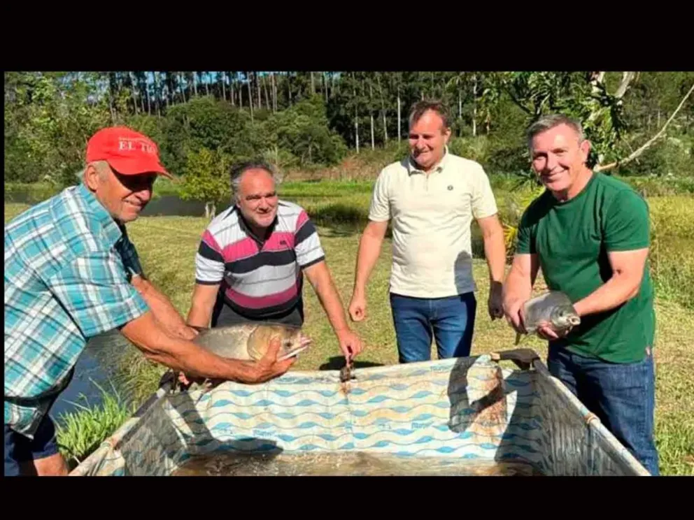 Carlos Sartori junto a productores piscicolas