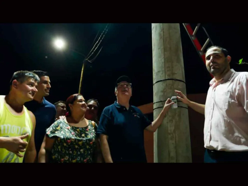 El Gobernador con el Intendente y beneficiarios alemenses