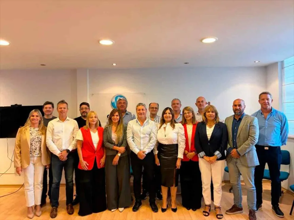 Lisandro Benmaor  junto a otros asambleístas 