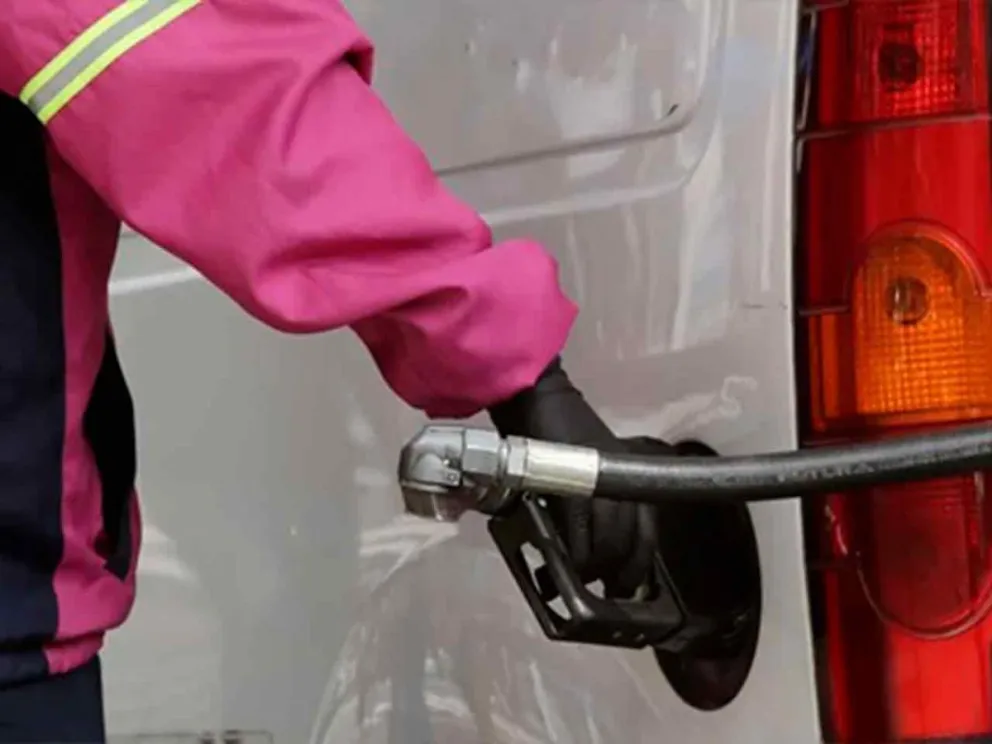 El litro de nafta aumentó 21% 