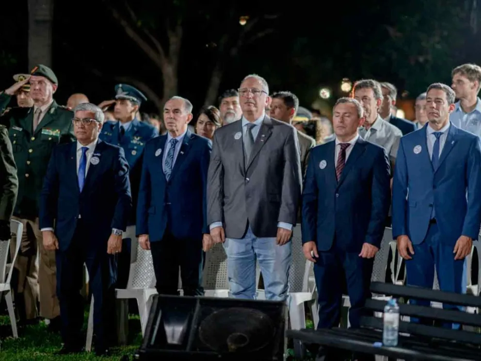 El Gobernador junto a funcionarios en el homenaje