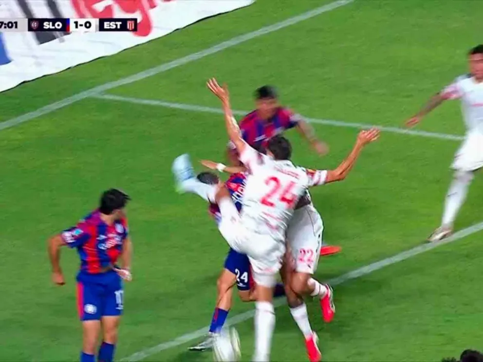 El defensor actuó como un karateca: tarjeta roja