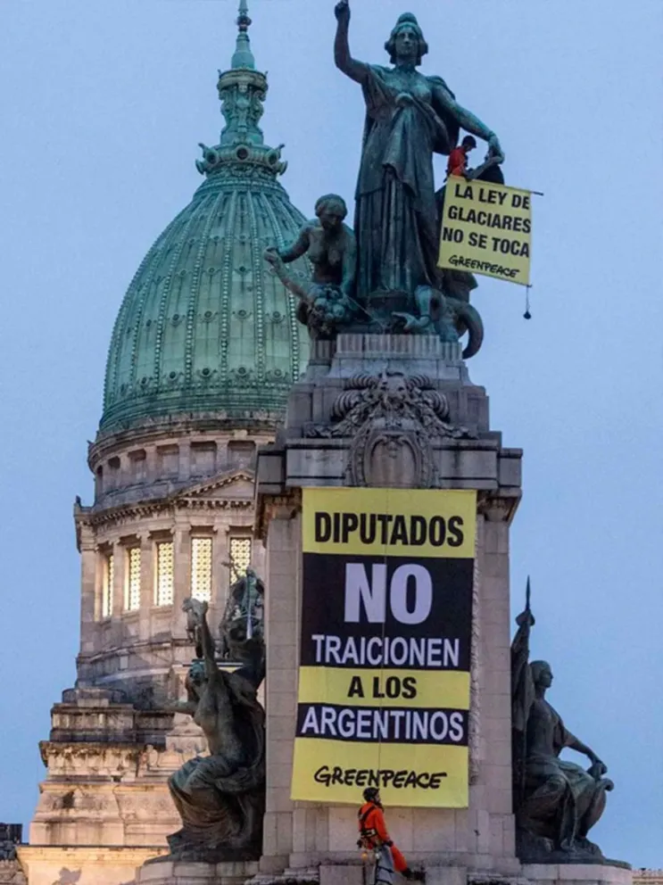 Activistas en la estatua republicana