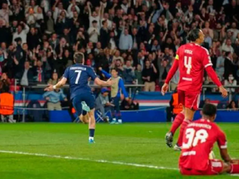 Khvicha Kvaratskhelia festeja su gol