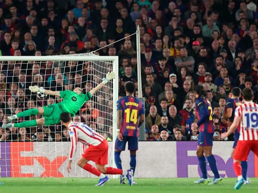 En el tiro libre, el Araña colgó del ángulo para el 1 - 0 de Los Colchoneros