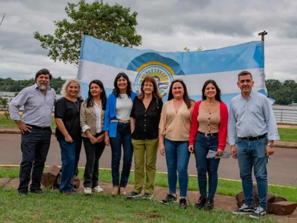 José Arrúa junto a funcionarios e historiadores 