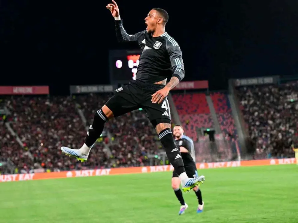 Ollie Watkin festeja su gol