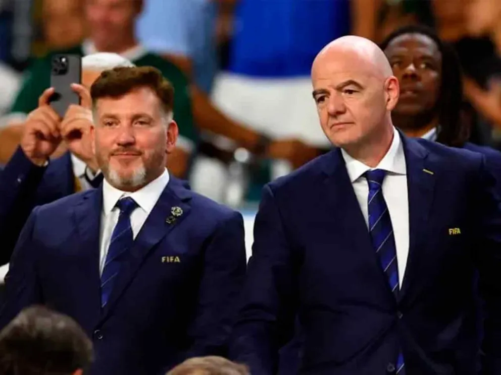 Alejandro Domínguez junto a Gianni Infantino