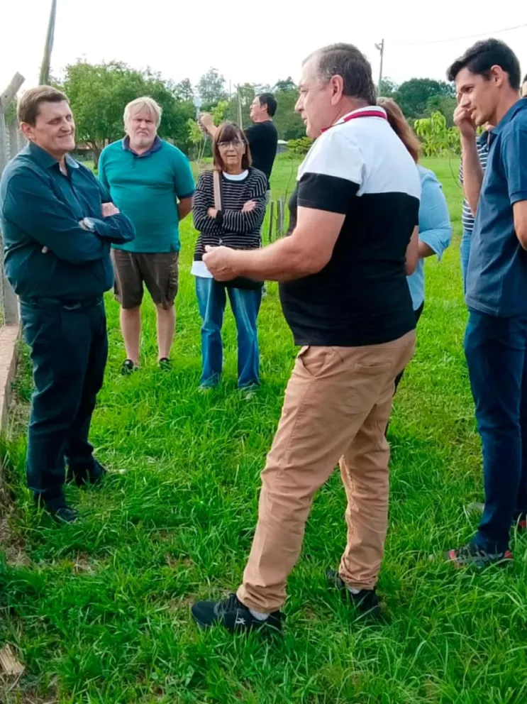 Adolfo Safrán y autoridades durante el recorrido