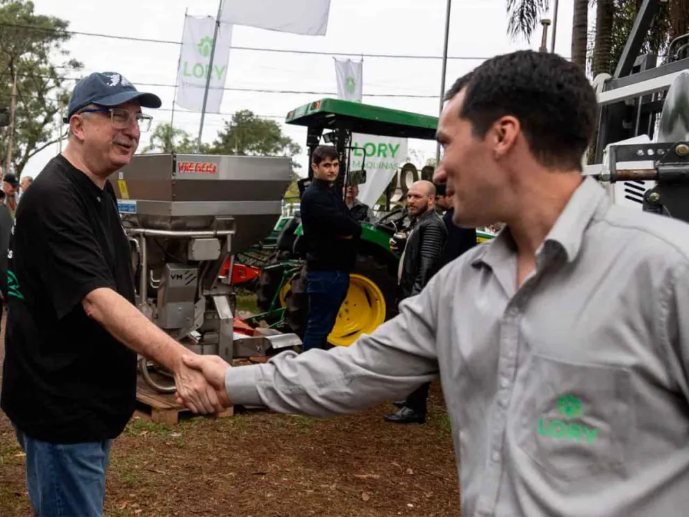 El Gobernador dialogó con los feriantes