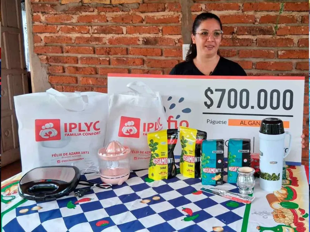 La feliz ganadora con sus premios