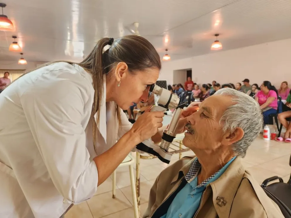 Atención oftalmológica a decenas de vecinos
