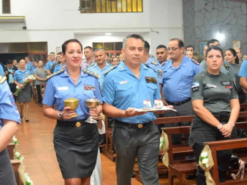 Presentan el Pan y el Vino, y ofrendas de los fieles